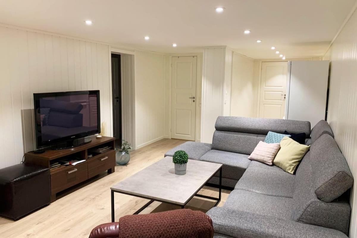 Newly Renovated Basement Apartment 사릅스보르그 외부 사진